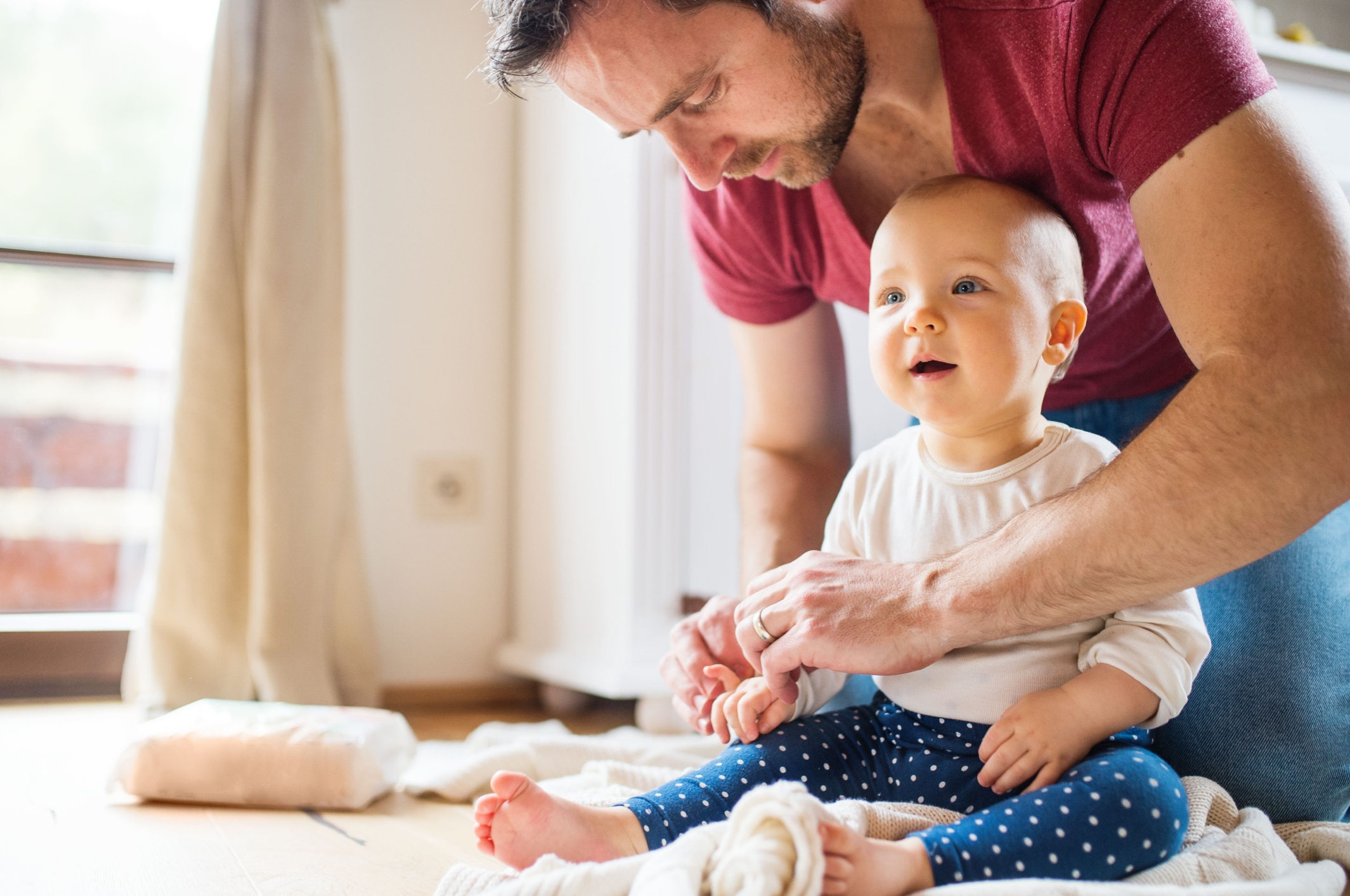Los padres por gestación subrogada pueden solicitar la prestación por nacimiento y cuidado de un menor