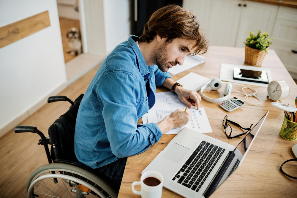 El TJUE prohíbe el despido de trabajadores con discapacidad sobrevenida sin intento previo de adaptación del puesto | Sala de prensa Grupo Asesor ADADE y E-Consulting Global Group