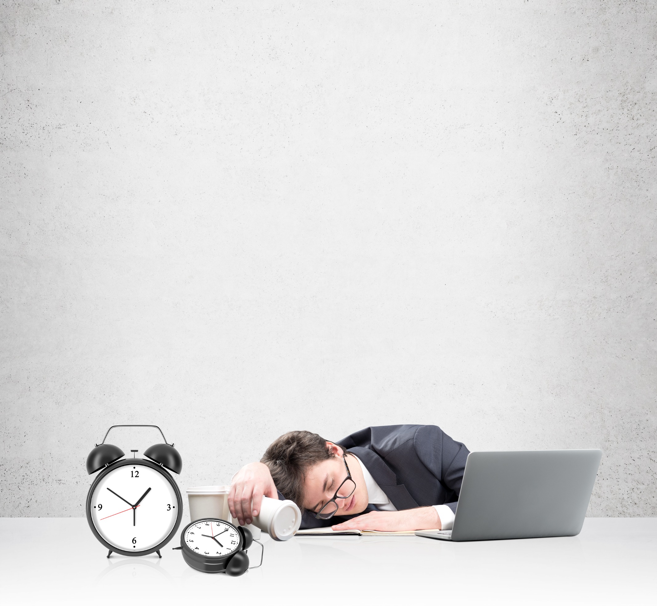 Si un empleado trabaja más horas para llegar a objetivos ¿deben cobrar también por horas extras? | Sala de prensa Grupo Asesor ADADE y E-Consulting Global Group